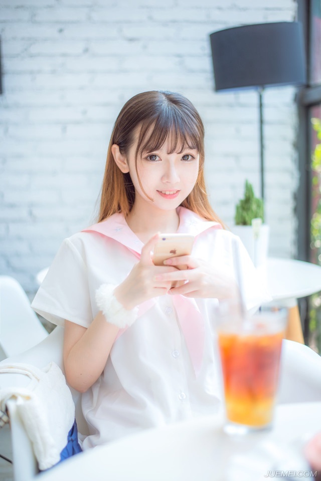 庞统闻言不禁苦笑，目光看向吕征身后的马秋、姜维、张虎、高览、管勇五个小家伙，马秋和姜维一抬头，朗声道：“我等是来帮公子的。”